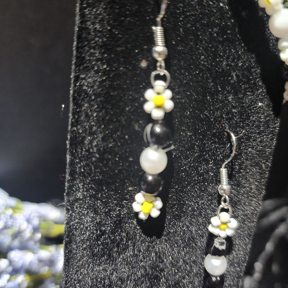 Daisy Beaded Earrings & Bracelet Set - Picture 4 of 8